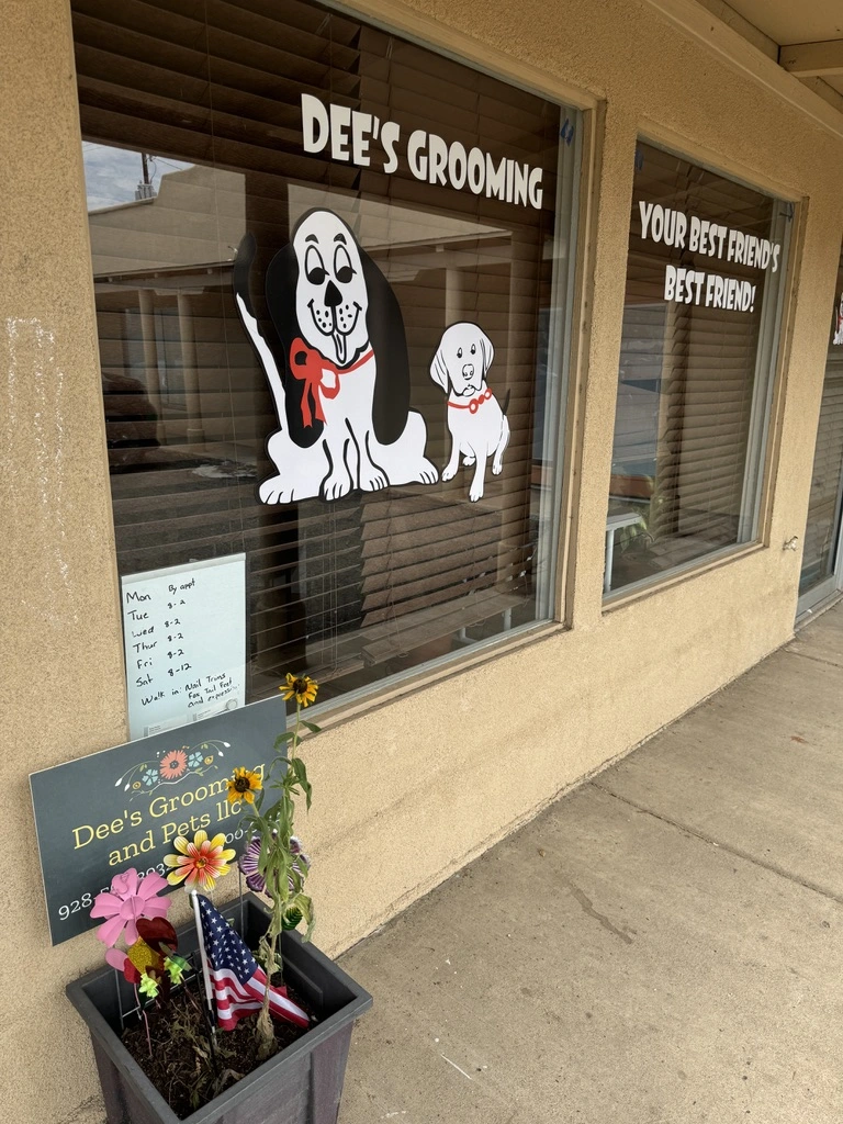Dee's grooming and pets storefront in Camp Verde AZ